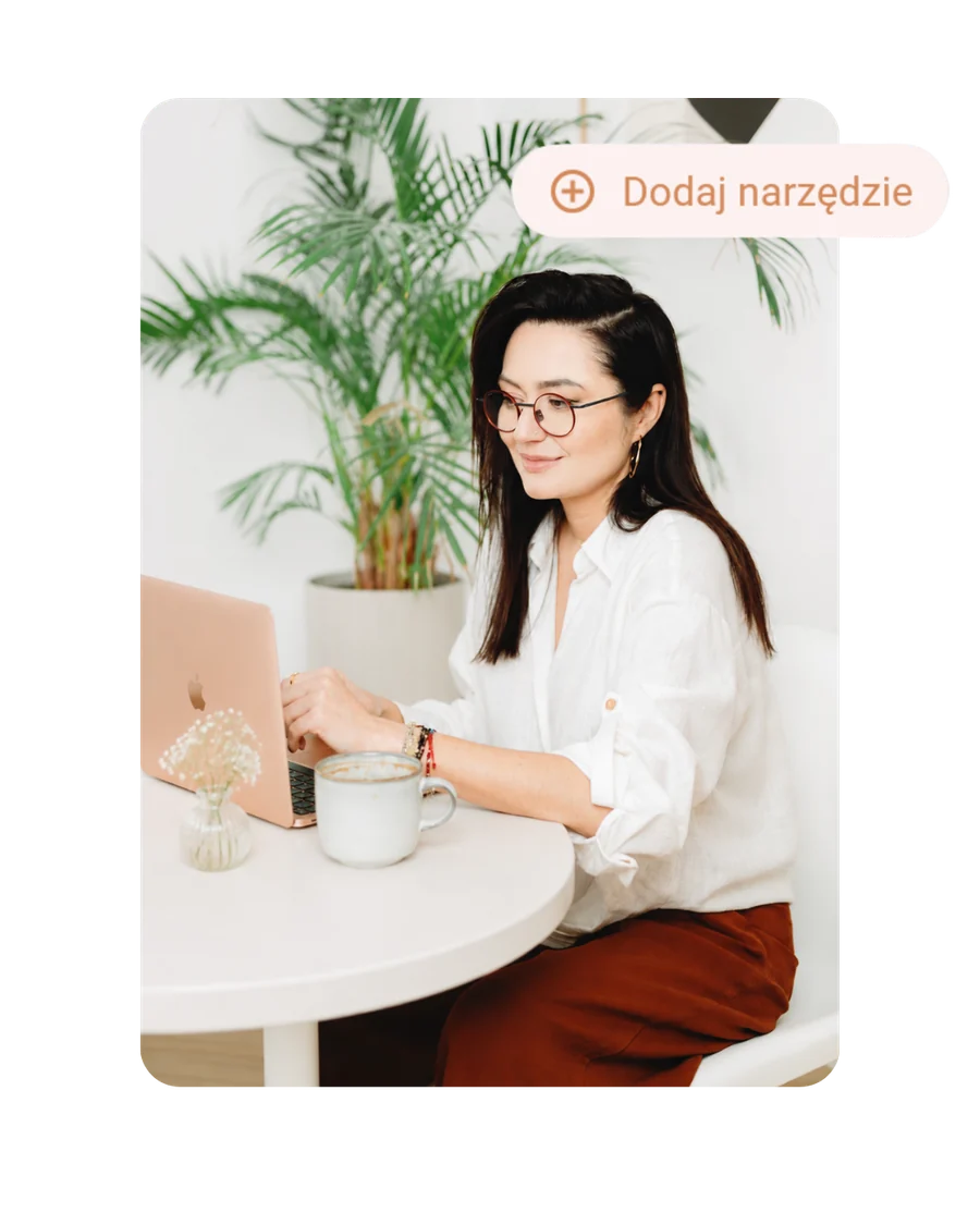 Psycholożka przy laptopie przypisuje narzędzie pacjentowi w panelu ZUNO PRO
